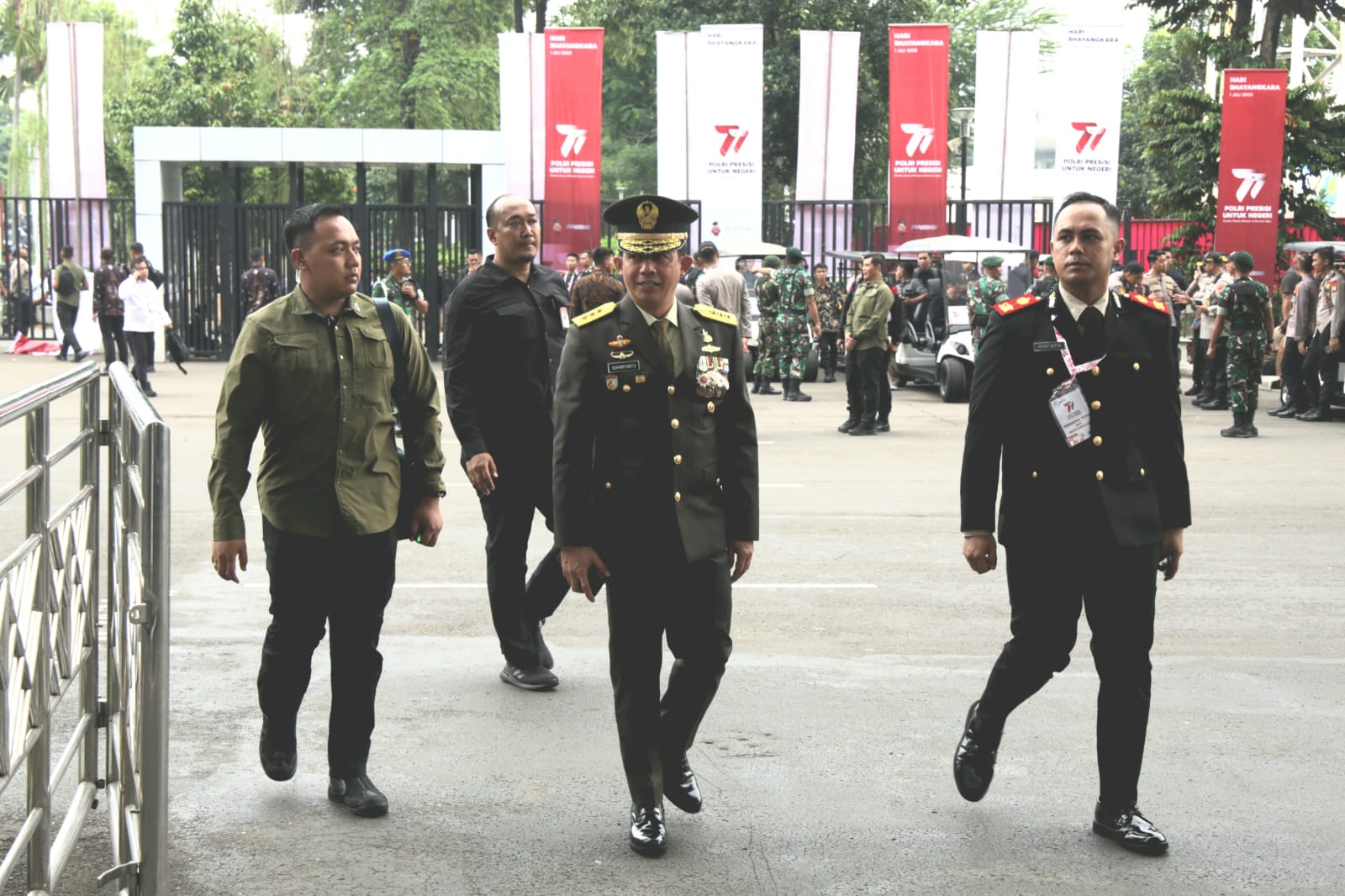 Kepala Badan Nasional Penanggulangan Bencana Letjen TNI Suharyanto S.Sos., M.M., (Tengah) memasuki Stadion Utama Gelora Bung Karno saat menghadiri Upacara Peringatan HUT ke-77 Bhayangkara, Jakarta, Sabtu (1/7).